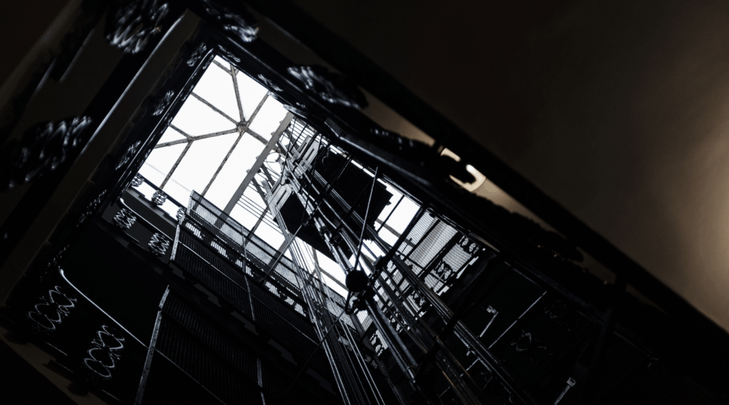 Hombre de 60 años muere tras caer por el foso de un ascensor desde piso 13 en edificio de Antofagasta