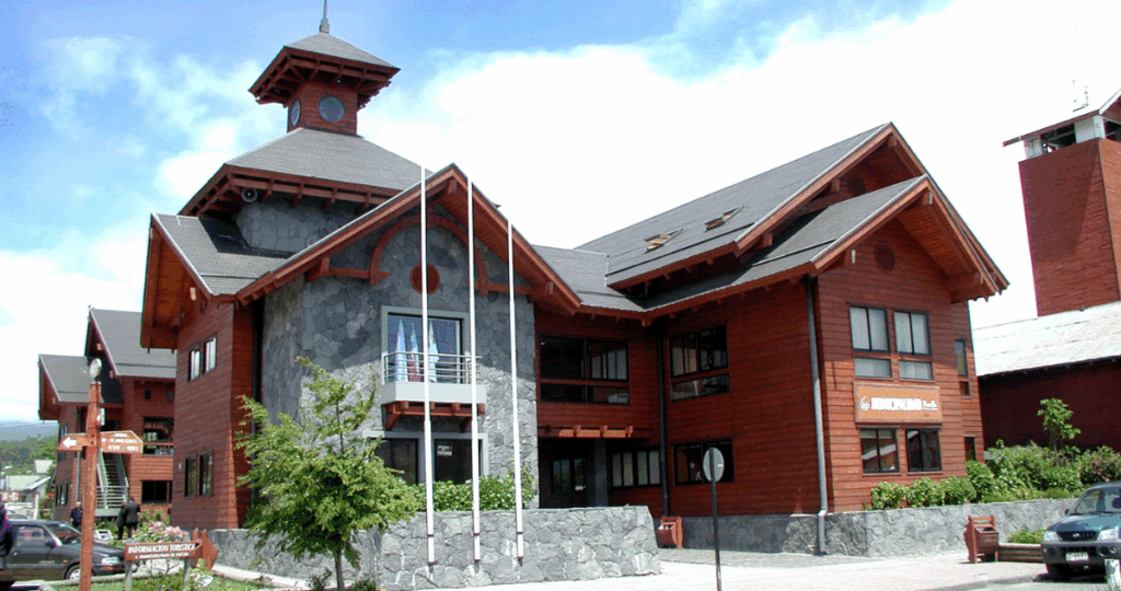 Municipio de Pucón reconoce preinforme de Contraloría: develó millonarios sobresueldos a funcionarios