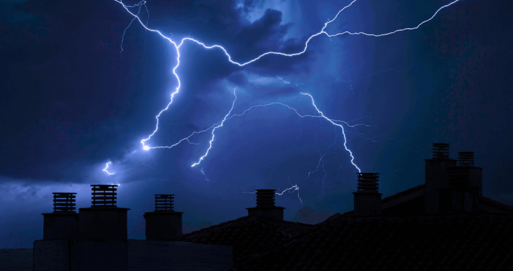 Diez regiones del centro y sur están con aviso por tormentas eléctricas