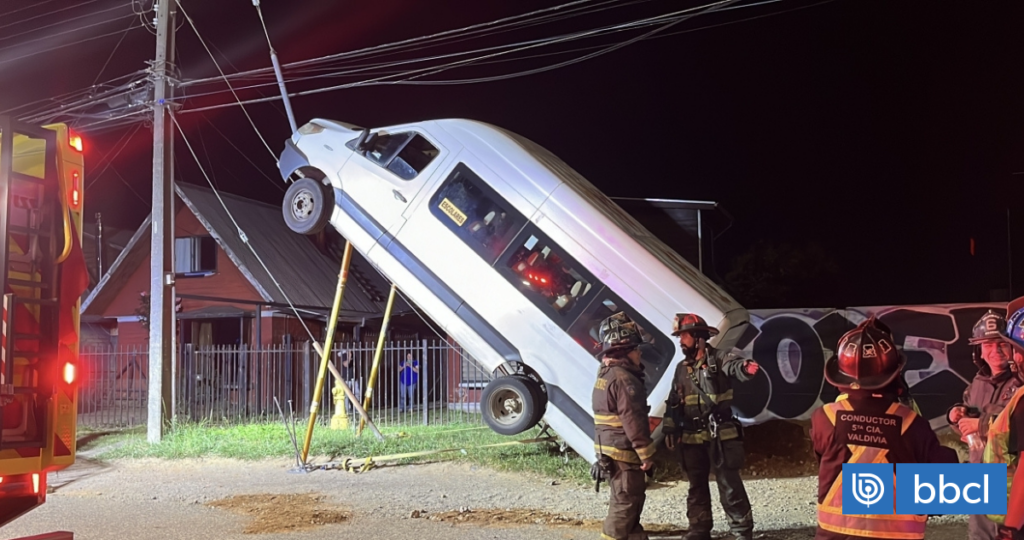 Furgón escolar queda "colgando" de poste del tendido eléctrico tras accidente en Valdivia