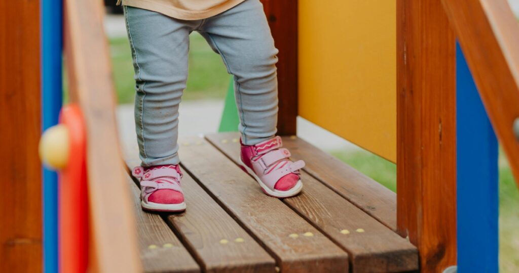 Demandan por $81 millones a municipio de Castro y Slep por caída de niña de juego infantil defectuoso