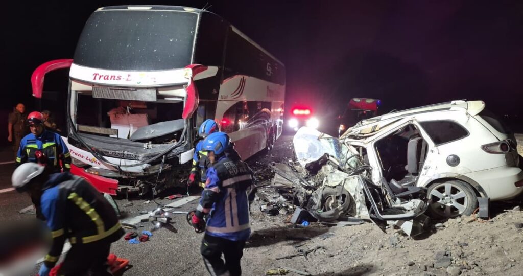 Dos muertos y dos heridos deja colisión frontal entre bus y auto en la región de Tarapacá