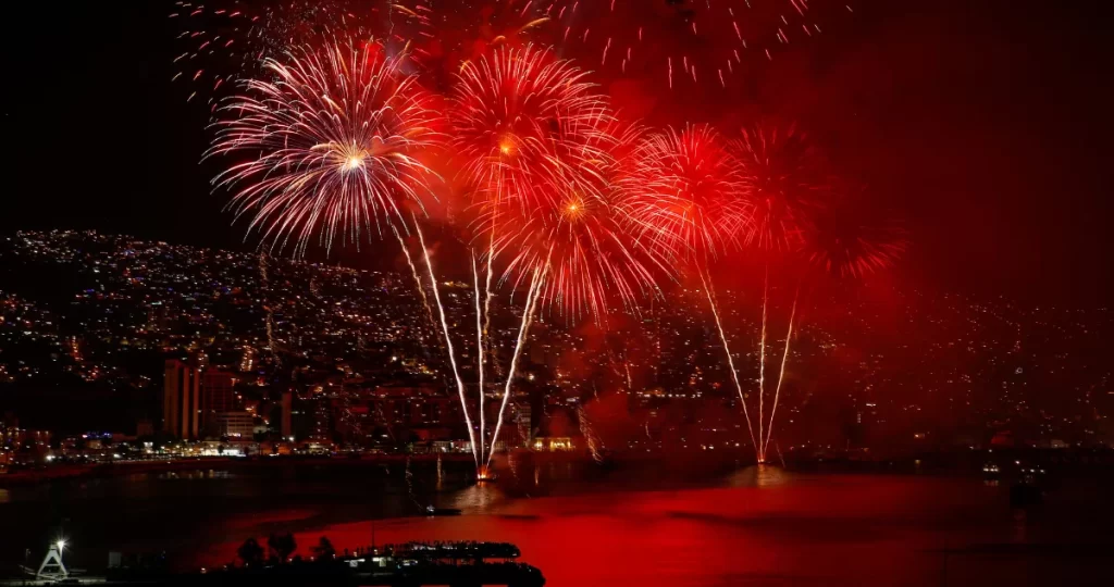 Revisa 14 comunas de Chile que tendrán fuegos artificiales y drones para recibir el Año Nuevo 2026