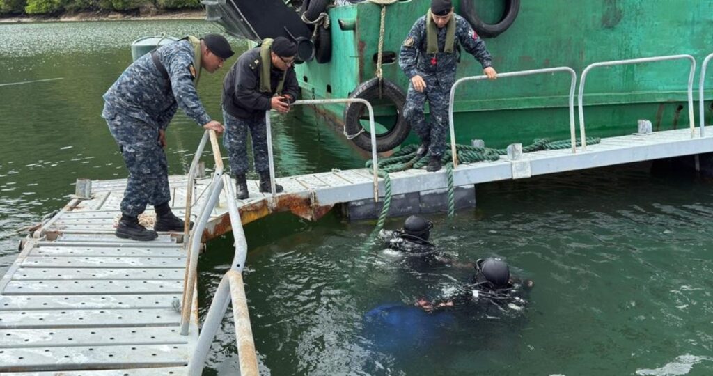 Un tripulante desaparecido tras hundimiento de barcaza en bahía de Puerto Chacabuco en Aysén