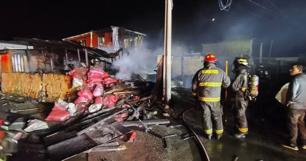 Dos viviendas destruidas y cinco personas damnificadas deja incendio en Quillota