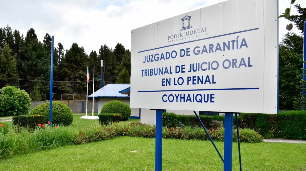 Arresto domiciliario total para madre que habría inducido aborto a su hija de 16 años en Coyhaique