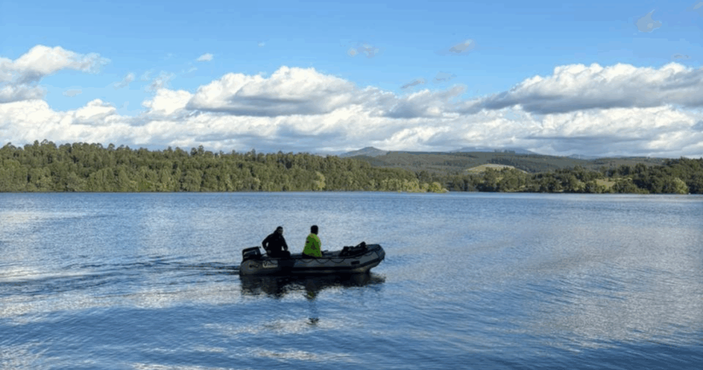 Un adulto y un niño de 10 años murieron tras volcar en moto de agua en Embalse Coihueco
