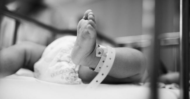 Lactante de 6 meses está grave tras sufrir intoxicación por cocaína en Santiago: su madre fue detenida