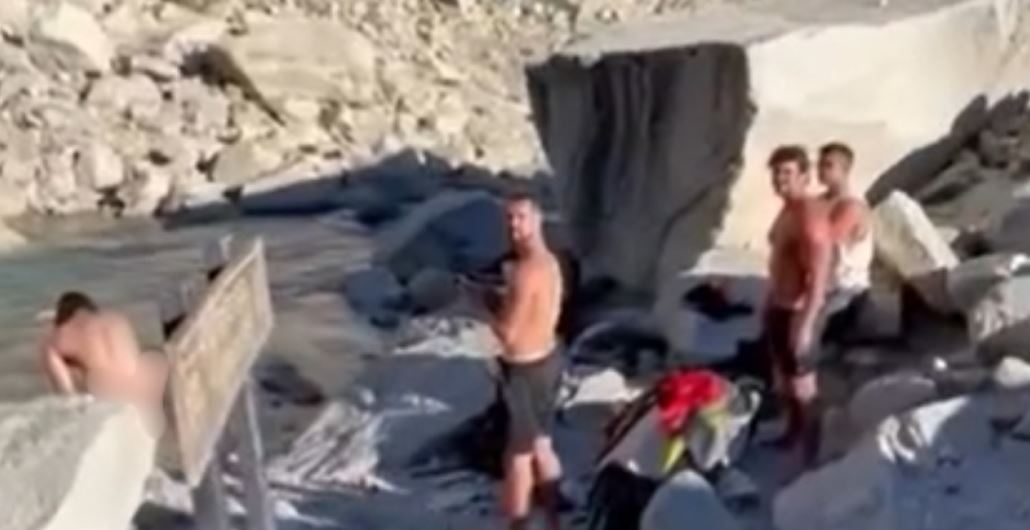 "Nada que ver que nos caguís la onda": increpan a turistas por bañarse en laguna de Torres del Paine