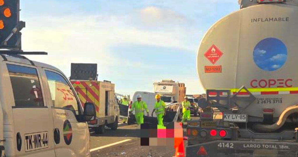 Fallece mujer de 58 años que iba de copiloto en auto que colisionó con camión en Ruta 1 de Antofagasta