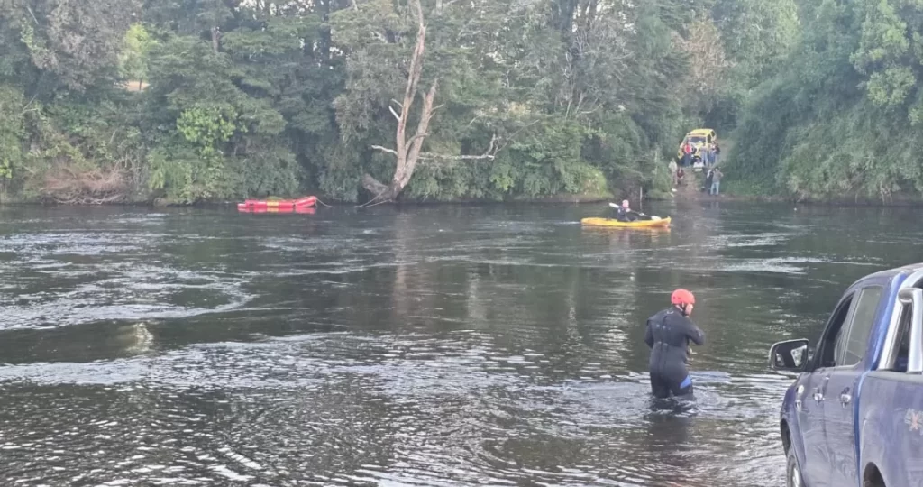 Padre permanece desaparecido tras rescatar a su hijo de 6 años en el río Maullín