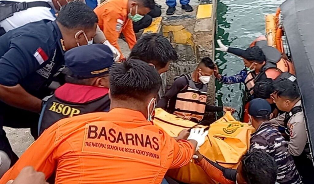 Rescatan cuerpo de una de las 6 personas desaparecidas tras hundimiento de nave en Estuario Reloncaví