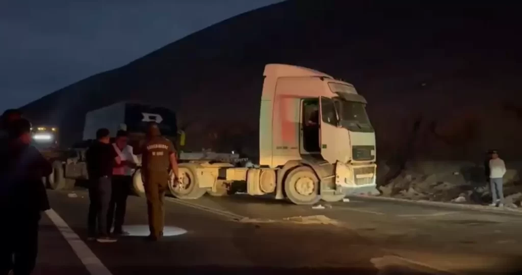 Al menos dos muertos deja accidente entre bus y camión en Ruta 5 en Arica
