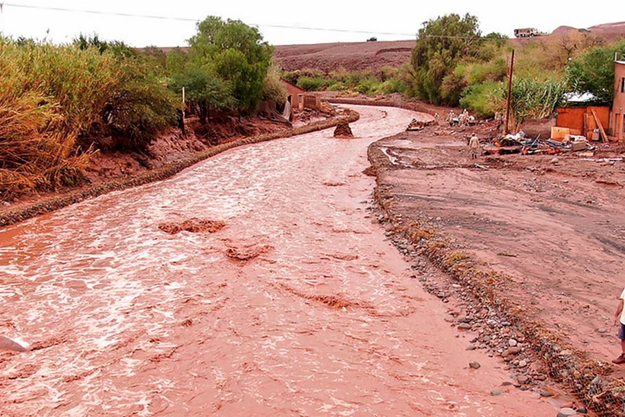 Caminos cortados, casas inundadas y familias albergadas por fuertes lluvias en la región de Atacama