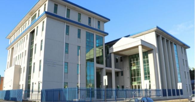 Formalizan a sujeto acusado de agredir y dejar desnuda en la vía pública a su expareja en Magallanes