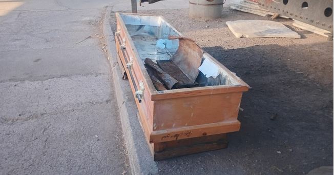 Hallazgo de terror en Quinta Normal: ataúdes usados aparecen en plena calle