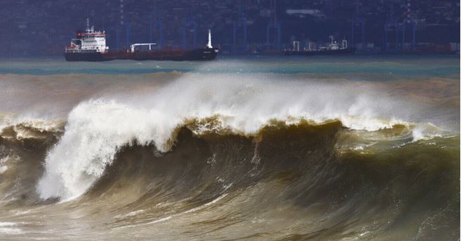 Servimet emite aviso de marejadas en costas chilenas: dónde son y cuándo terminan