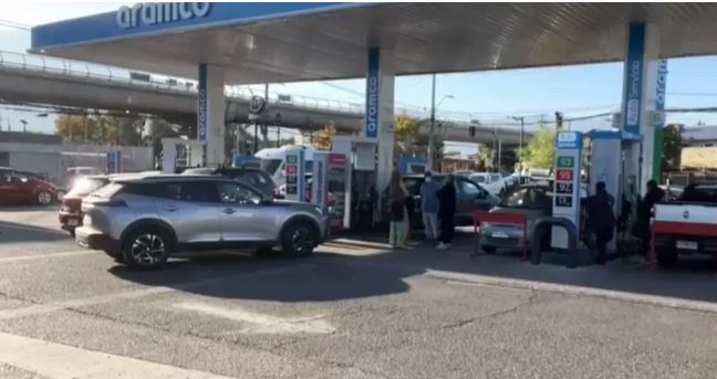 Caos por alza del combustible: conductor de BMW pidió diésel y le cargaron de 97 octanos por error