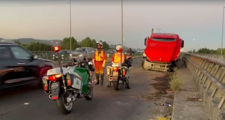 Camión queda contra el tránsito tras protagonizar accidente en Puente Llacolén