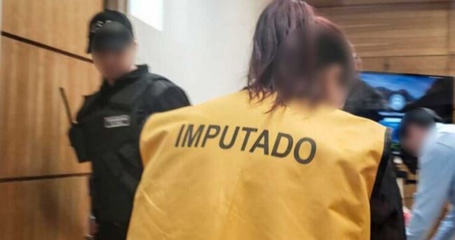 Mujer queda en prisión preventiva por ataques en Curicó: disparó y quemó a dos personas distintas
