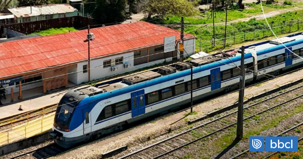 Mujer muere tras ser atropellada por tren de pasajeros en cruce ferroviario en Talca