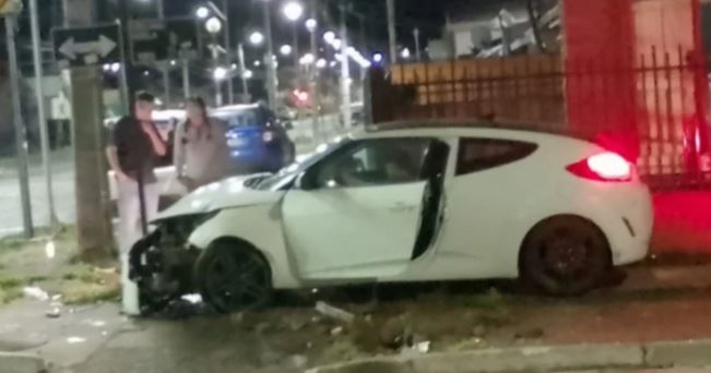 Conductor a exceso de velocidad choca y destruye señalética, luminarias y un grifo en Punta Arenas