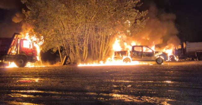 4 vehículos destruidos tras ataque incendiario en Lautaro