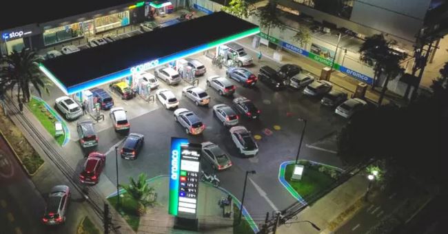 Miles de automovilistas colapsan bencineras tras anuncio de alza histórica en los combustibles