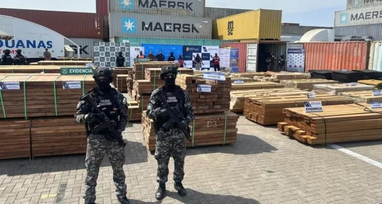 Estaban ocultas en madera y baldosas: Armada descubren 68 toneladas de droga en Puerto de Arica