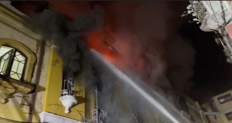 Incendio afecta a casona en Santiago: mujer se lanzó para salvarse y cayó arriba de carabinero