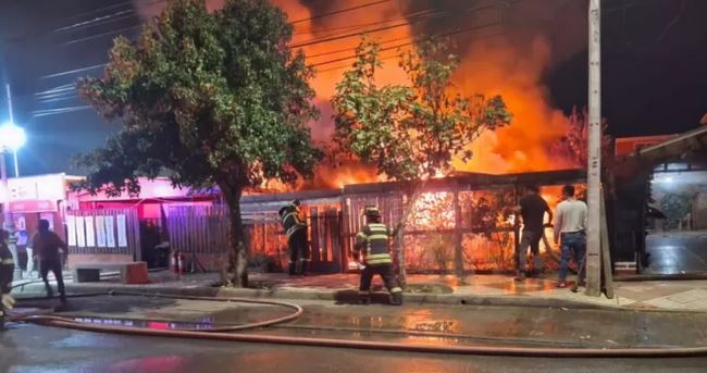 Incendio deja un adulto mayor fallecido y dos viviendas con pérdida total en San Nicolás