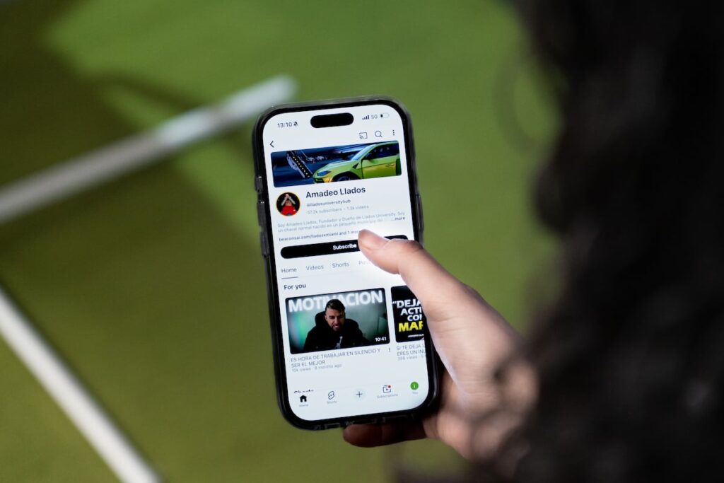 Las nuevas sectas cambian al líder por el ‘coach’: “Imitan la lógica capitalista de los ‘influencers”