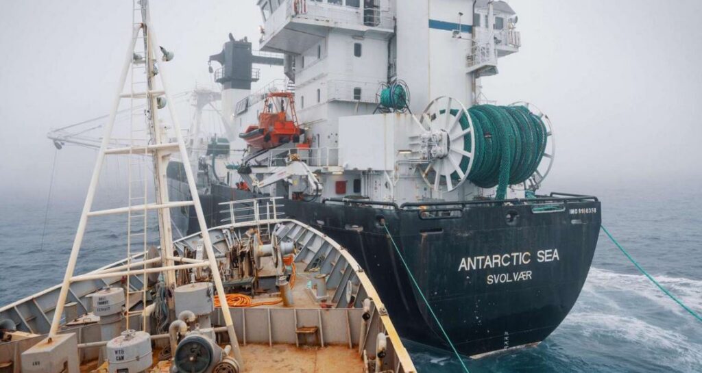 Armada activa operativo en la Antártica tras grave incidente de ambientalistas con pesquero noruego