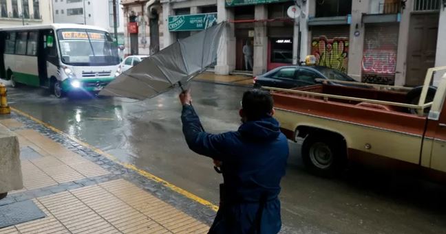 DMC emite avisos por vientos de hasta 80 km/h en 5 regiones del país: revisa rachas y zonas afectadas
