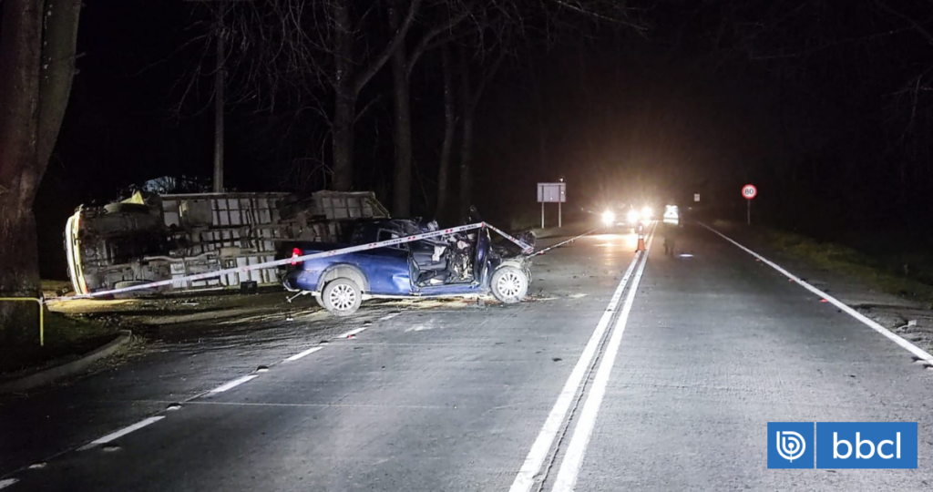 Dos personas heridas de gravedad deja colisión entre camioneta y camión en Puerto Montt