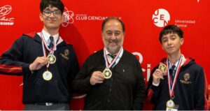 Estudiantes de Linares ganan Medalla de Oro científica y buscan ayuda para representar a Chile en EEUU