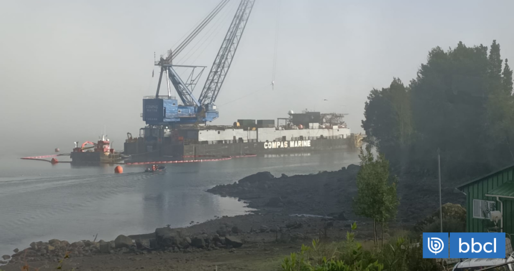 Retoman maniobras para reflotar embarcación donde murieron seis personas en el Estuario del Reloncaví
