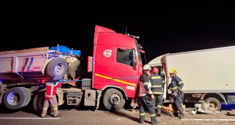 Al menos tres muertos y una persona grave tras fatal colisión frontal en Arica