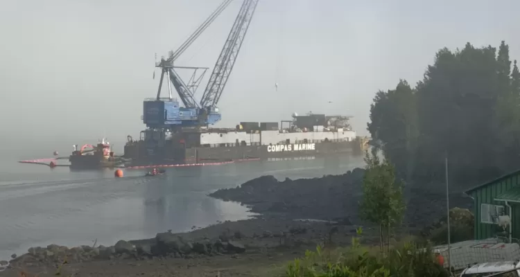 Retoman maniobras para reflotar embarcación donde murieron seis personas en el Estuario del Reloncaví