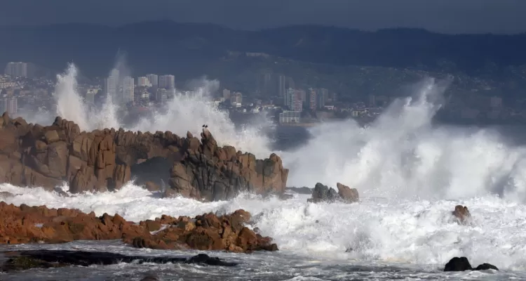 Anuncian marejadas desde el Golfo de Penas hasta Los Vilos y en el Archipiélago de Juan Fernández