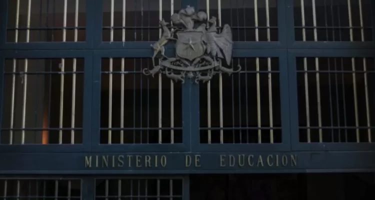 Mineduc transfirió más de $943 millones a Municipalidad de Quellón para pago de deudas previsionales