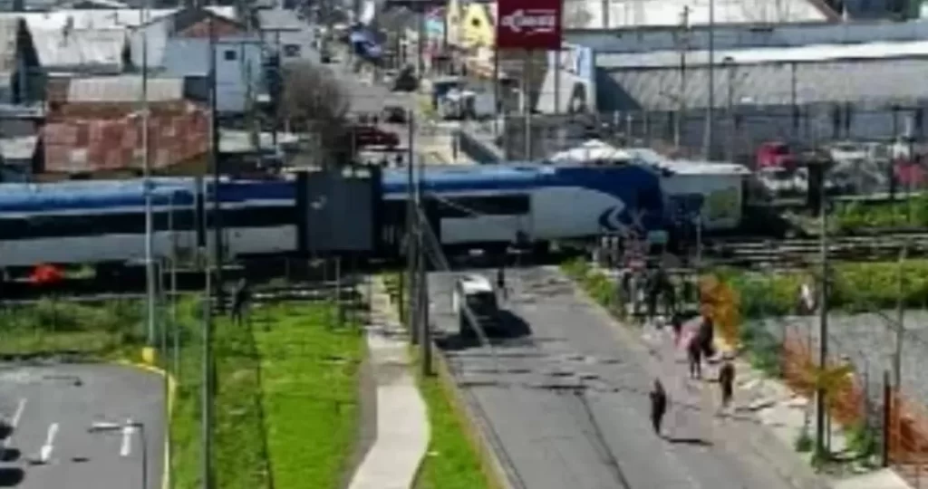 Adulto mayor conocido como "El Tata" muere tras ser atropellado por tren con pasajeros en Curicó