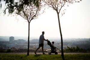 Los padres y madres son menos alegres, pero se sienten más plenos: así es la paradoja de la paternidad