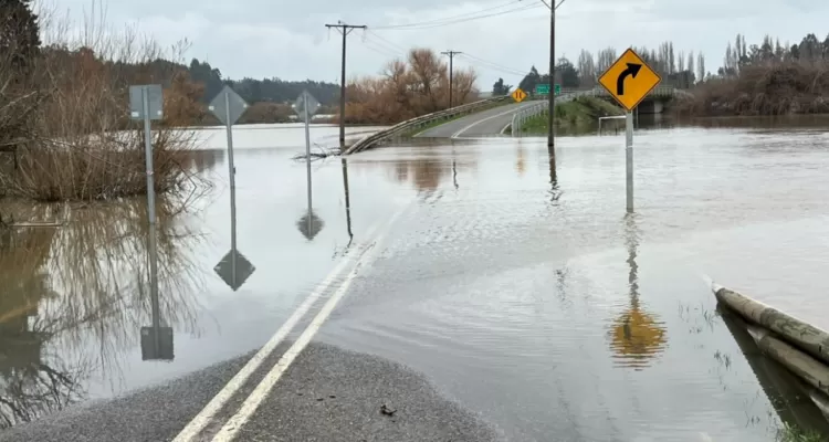 Sistema frontal en La Araucanía mantiene más de 4.500 aislados en Carahue y ruta a Pitrufquén cerrada