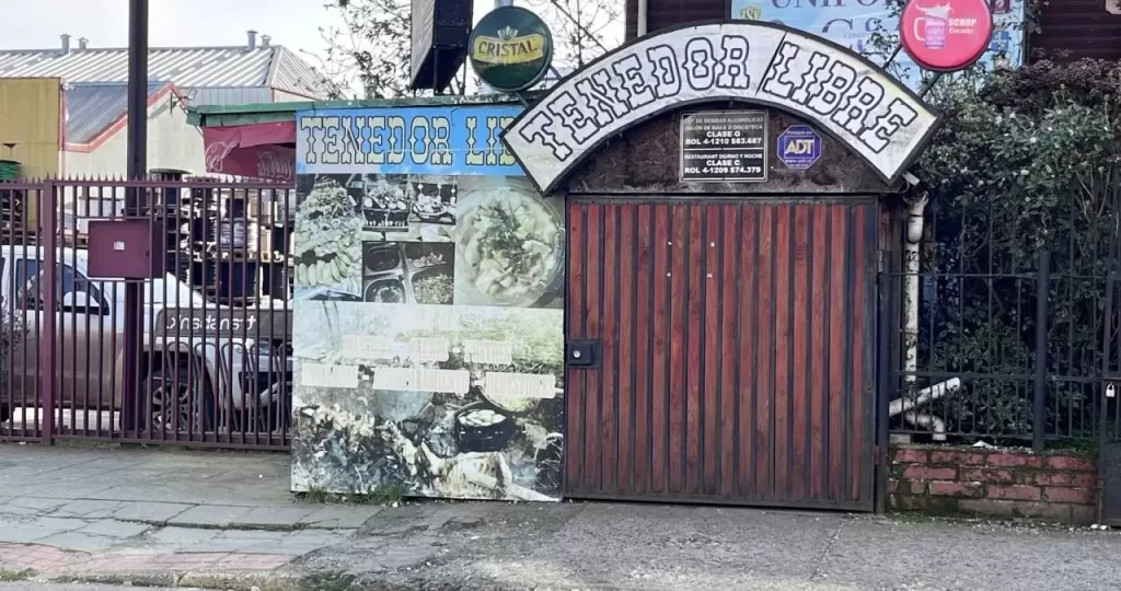 Dueño de restaurante, garzón y presunto ladrón fueron detenidos tras protagonizar forcejeo en Valdivia