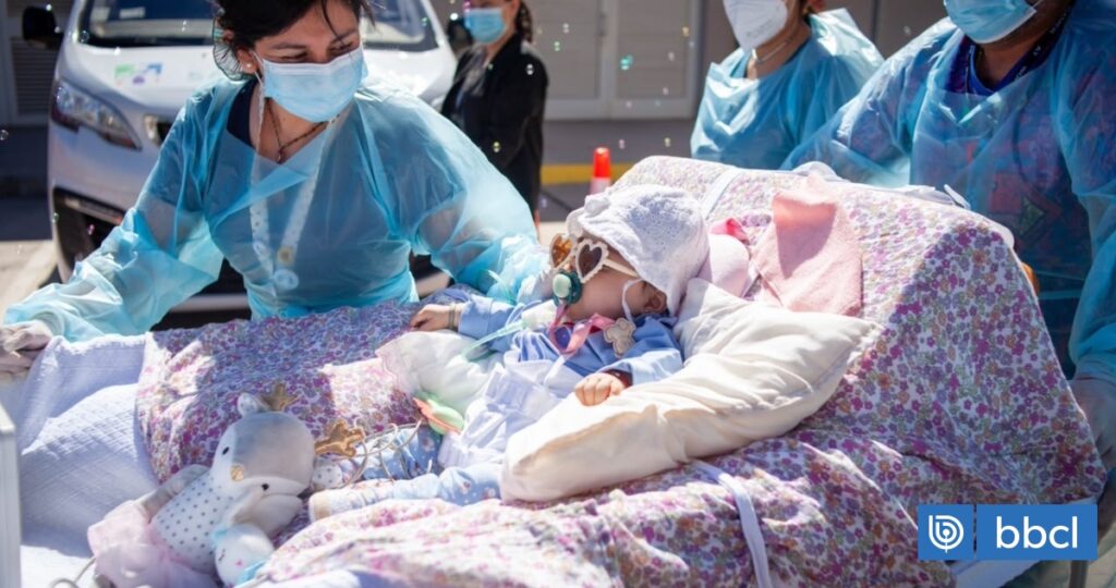 Un rayo de sol tras 1 año de hospitalización: La historia de Martina y su primera salida al aire libre