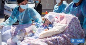Un rayo de sol tras 1 año de hospitalización: La historia de Martina y su primera salida al aire libre