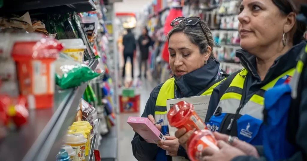 Productos sin etiquetado: Prohíben funcionamiento de mall chino en pleno centro de Concepción