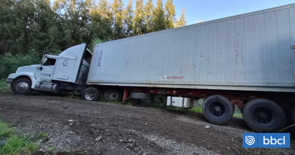 Carabineros frustra robo de camión cargado con salmones tras ataque de grupo armado en La Araucanía