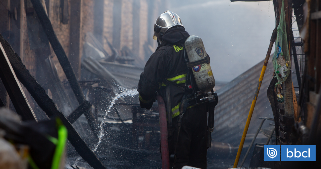 Incendio consume dos viviendas y daña otras cuatro en Pudahuel: hay un fallecido